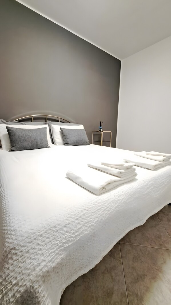 2 bedrooms, iron/ironing board, bed sheets
