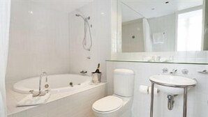 Une salle de bain moderne avec une baignoire, des toilettes et un lavabo.