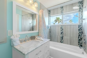 Shower, hair dryer, towels - 🦜Private Screened Pool | Pet Friendly | Easy Beach Access | The Buccaneer🦜 (Fort Myers Beach)