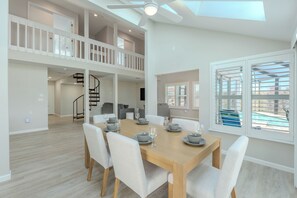 Dining - 🦜Private Screened Pool | Pet Friendly | Easy Beach Access | The Buccaneer🦜 (Fort Myers Beach)