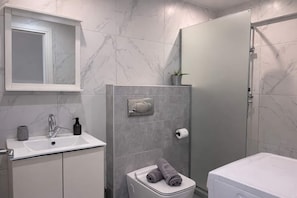 A bathroom with a sink, toilet, and shower. - Bright 1BR Apartment 5 min to Ladadika (Thessaloniki)