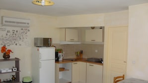 A compact kitchen with a refrigerator, microwave, and a small sink. - Holiday Home “Gîte Le Séchoir” with Shared Pool, Wi-Fi and Air Conditioning (Le Vignon-en-Quercy)