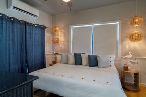 1 bedroom, in-room safe, desk, iron/ironing board - Ocean Front - 1 King Bedroom - Seaglass B1 (San Pedro)