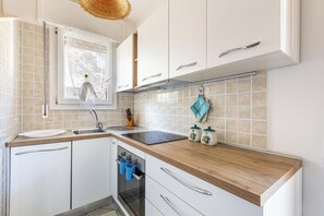 Fridge, stovetop, dishwasher, cookware/dishes/utensils - Gelso Selvatico by BarbarHouse (Carovigno)
