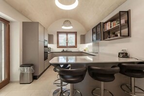 Réfrigérateur, four à micro-ondes, surface de cuisson, lave-vaisselle