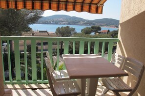 Outdoor dining - Studio cabine climatisé dans résidence avec piscine (Saint-Raphaël)