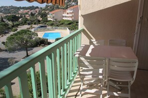 Outdoor dining - Studio cabine climatisé dans résidence avec piscine (Saint-Raphaël)