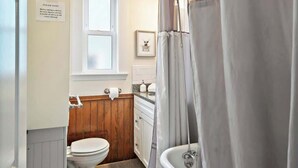 Ein Badezimmer mit Toilette, Waschbecken und Badewanne.
