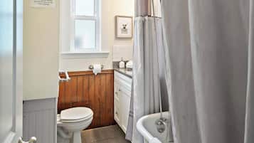Een douche, een haardroger, shampoo