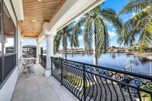 Property grounds - Paradise Palms Retreat - 5 BR (Sleeps 13) All New - Pool, Dock, Theatre + Games (Cape Coral)