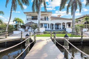 Exterior - Paradise Palms Retreat - 5 BR (Sleeps 13) All New - Pool, Dock, Theatre + Games (Cape Coral)