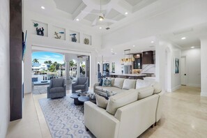 Smart TV, fireplace, video games, DVD player - Paradise Palms Retreat - 5 BR (Sleeps 13) All New - Pool, Dock, Theatre + Games (Cape Coral)