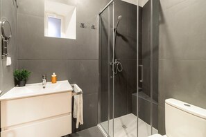 Shower, hair dryer, towels - [NEW] Cozy Bairro Alto by Central Hill (Lisboa ciudad)
