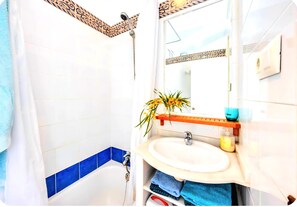 Shower, hair dryer, towels - Portón 2 Studio – Steps from the Beach, Conil (Conil de la Frontera)
