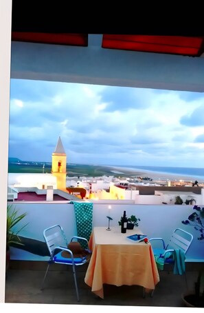 Outdoor dining - Portón 2 Studio – Steps from the Beach, Conil (Conil de la Frontera)