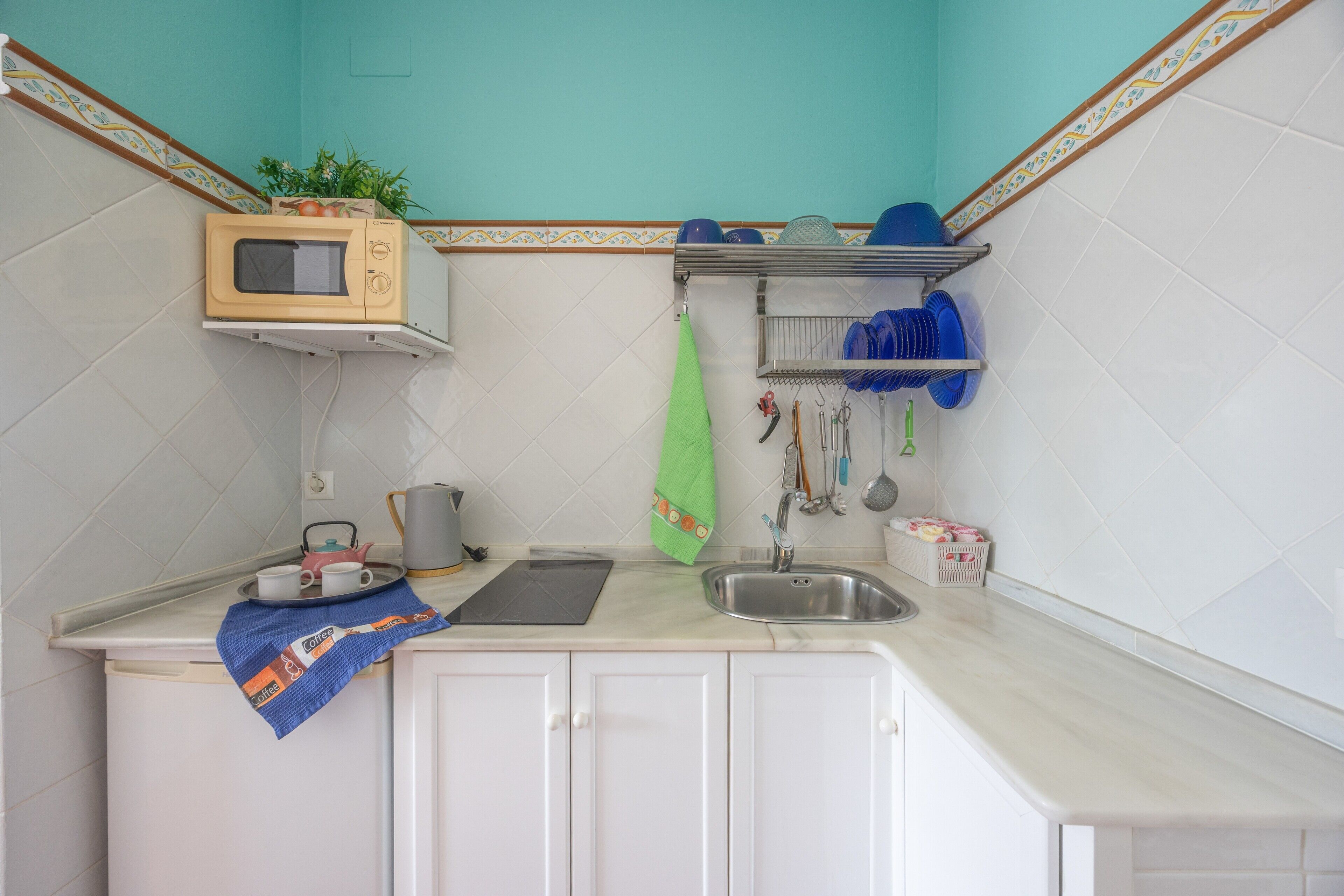 Réfrigérateur, micro-ondes, plaque de cuisson, cafetière/bouilloire