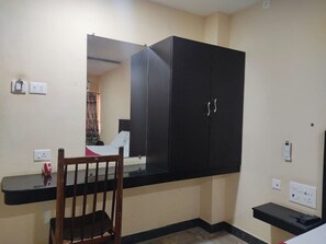 Deluxe Double Room | Interior - Balaji Inn (Viluppuram)