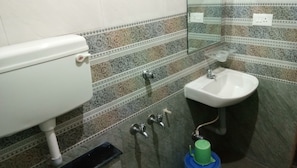 Deluxe Double Room | Bathroom - Balaji Inn (Viluppuram)