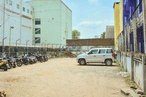 Deluxe Double Room | Property grounds - Balaji Inn (Viluppuram)