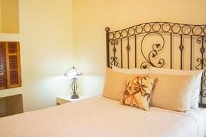 Room - Stunning suite 104 walking distance to Dominical beach shared pool and BBQ area! (Puntarenas Province)