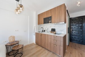 KĂŒhlschrank, Mikrowelle, Herdplatte, Wasserkocher mit Kaffee-/Teezubehör