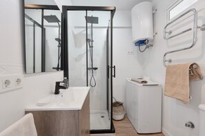 Dusche, Haartrockner, Handtücher
