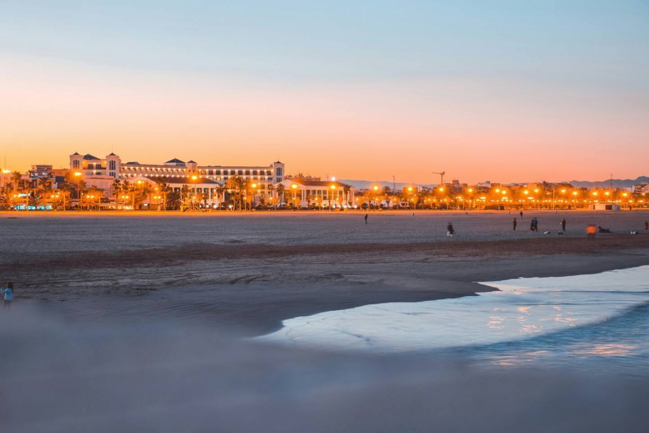 Playa en los alrededores y toallas de playa 