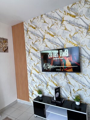 Interior - Enjoy a nice view of the train passing, Nairobi streets and The Talanta stadium. (Nairobi)