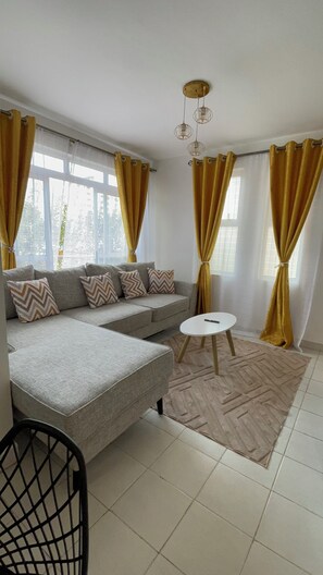 Smart TV - Enjoy a nice view of the train passing, Nairobi streets and The Talanta stadium. (Nairobi)