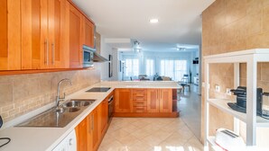 Coffee/tea maker, fridge, microwave, oven - Cubo's House Lauro Golf & Sunset / communal pool / Golf / terrace / free wifi (Alhaurin de la Torre)