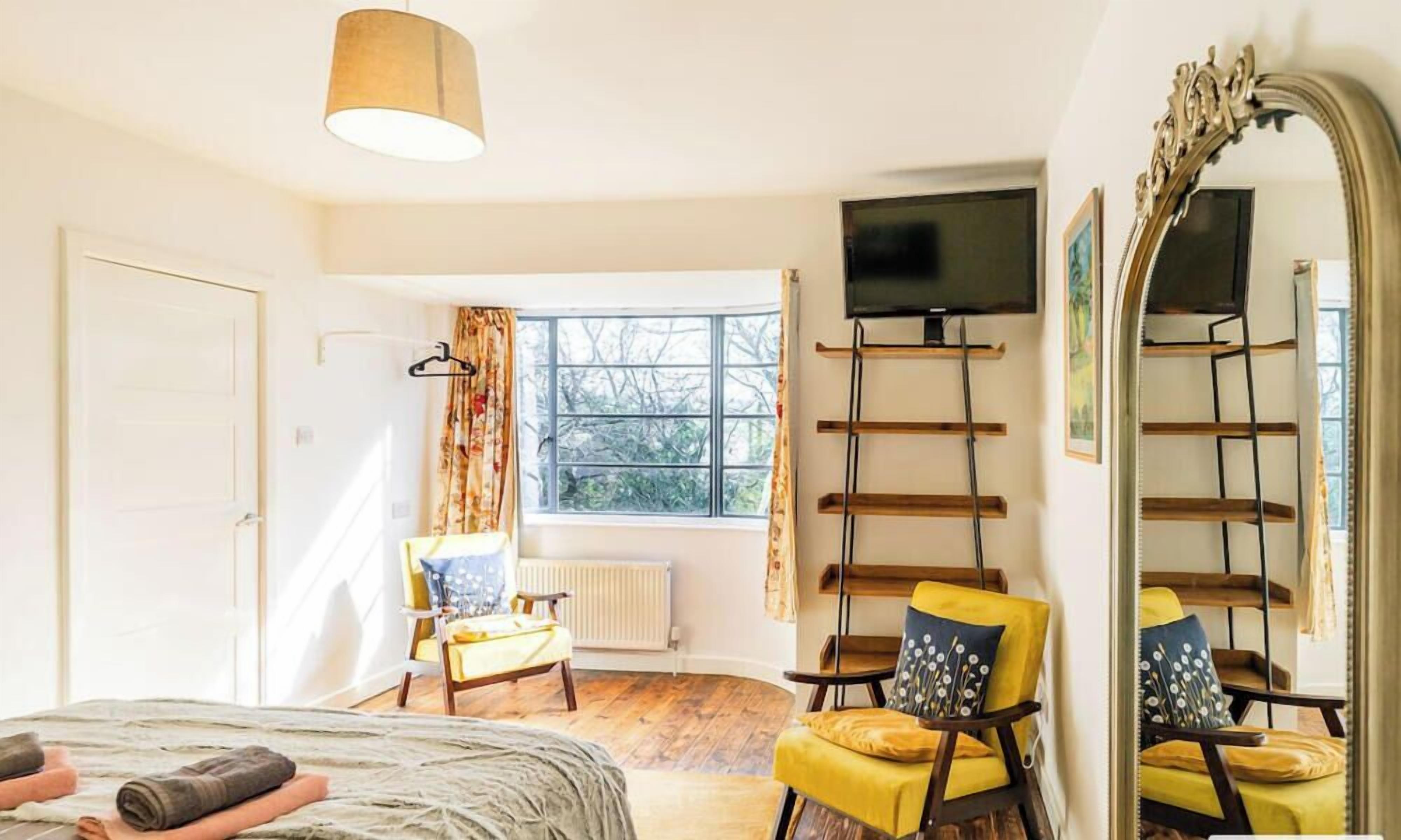 Desk, iron/ironing board, WiFi, bed sheets