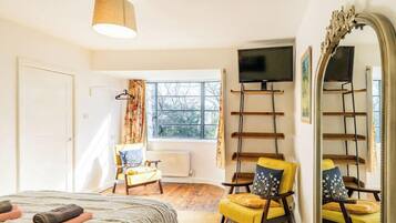 Desk, iron/ironing board, WiFi, bed sheets
