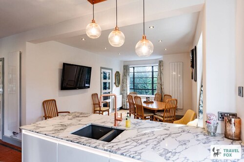 Springfield House - on half an acre!