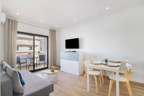 TV - Apartment 'Jc Mar I - 2 Min To The Beach' with Sea View, Wi-Fi and Air Conditioning (Albufeira)