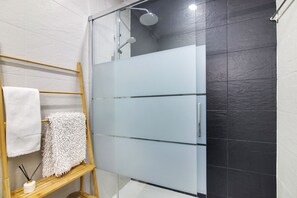 Shower, hair dryer, towels - Apartment 'Jc Mar I - 2 Min To The Beach' with Sea View, Wi-Fi and Air Conditioning (Albufeira)