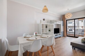 Dining - Apartment 'Jc Mar Ll - 2 Min To The Beach' with Balcony, Wi-Fi and Air Conditioning (Albufeira)
