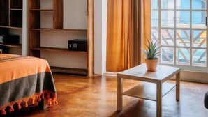 デラックス ダブルルーム バルコニー | ノートパソコン用作業スペース、WiFi (無料)、ベッドシーツ