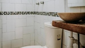 シャワー、タオル、石鹸、トイレットペーパー