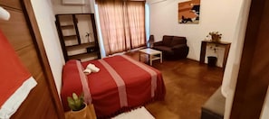 Kahden hengen deluxe-huone, parveke | Kannettavalle tietokoneelle sopiva työtila, ilmainen Wi-Fi