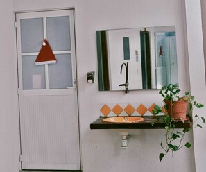 Phòng tập thể | Phòng tắm | Buồng tắm vòi sen, khăn tắm, xà phòng, giấy vệ sinh 