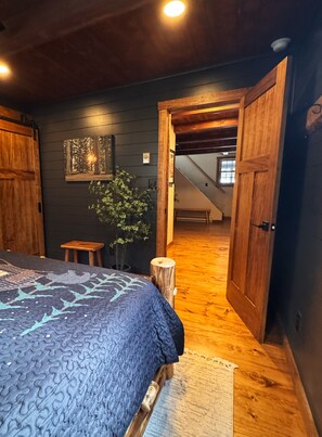 3 habitaciones, tabla de planchar con plancha, wifi y ropa de cama 