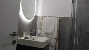 Traditional Apartment, City View | Bathroom