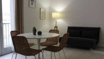 Traditional Apartment, City View | Dining