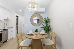 Condo, 1 giường cỡ king (Ocean Breeze Resort 217) | Khu ăn uống