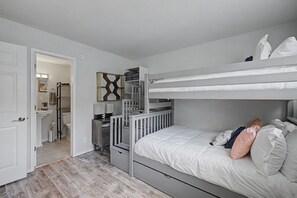 A bunk bed room with a desk and a mirror. - Vail Simba Run • Pool, Hot Tub, & Shuttle (Vail)