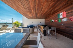 Outdoor dining - 2 Bedroom Condo with tub & Rooftop Pool & Ocean view (Playa del Carmen)