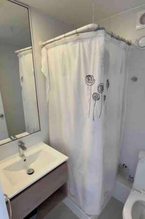 Hair dryer, towels, soap, toilet paper - River view Downtown apartment 12th floor (Valdivia)