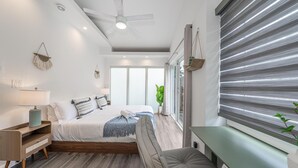 Une chambre moderne avec un lit, une table de chevet, une lampe et une grande fenêtre avec des stores.