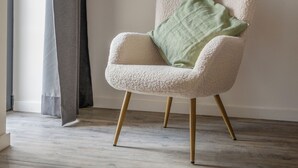 A chair with a cushion, a curtain, and an air conditioning unit. - Luxury house in historic center Tomar with large and sunny private courtyard (Tomar)