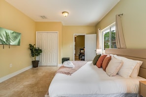House - Salty Fox 5BD Oasis w Spa Beach Downtown (Fort Lauderdale)